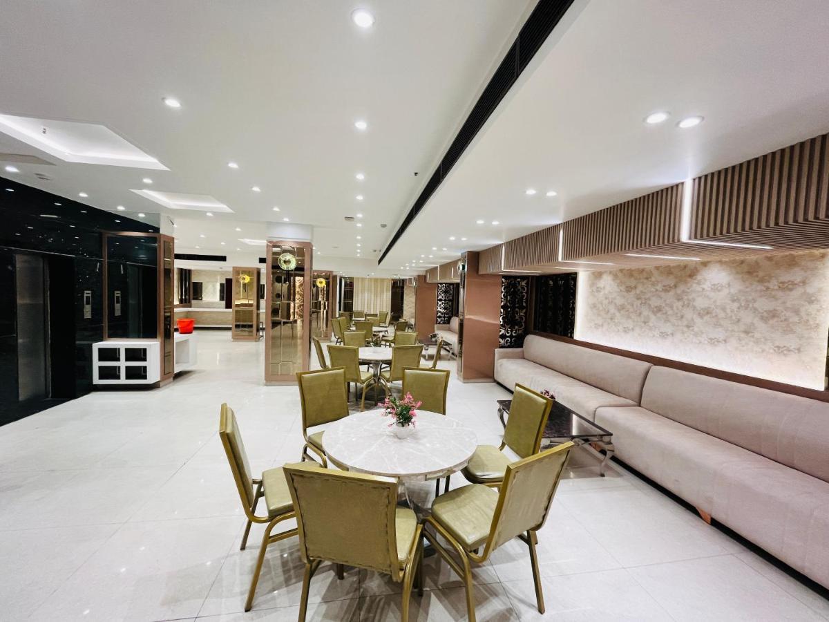 Hotel At Residency Kaushambi Couple Friendly Ghaziabad Esterno foto