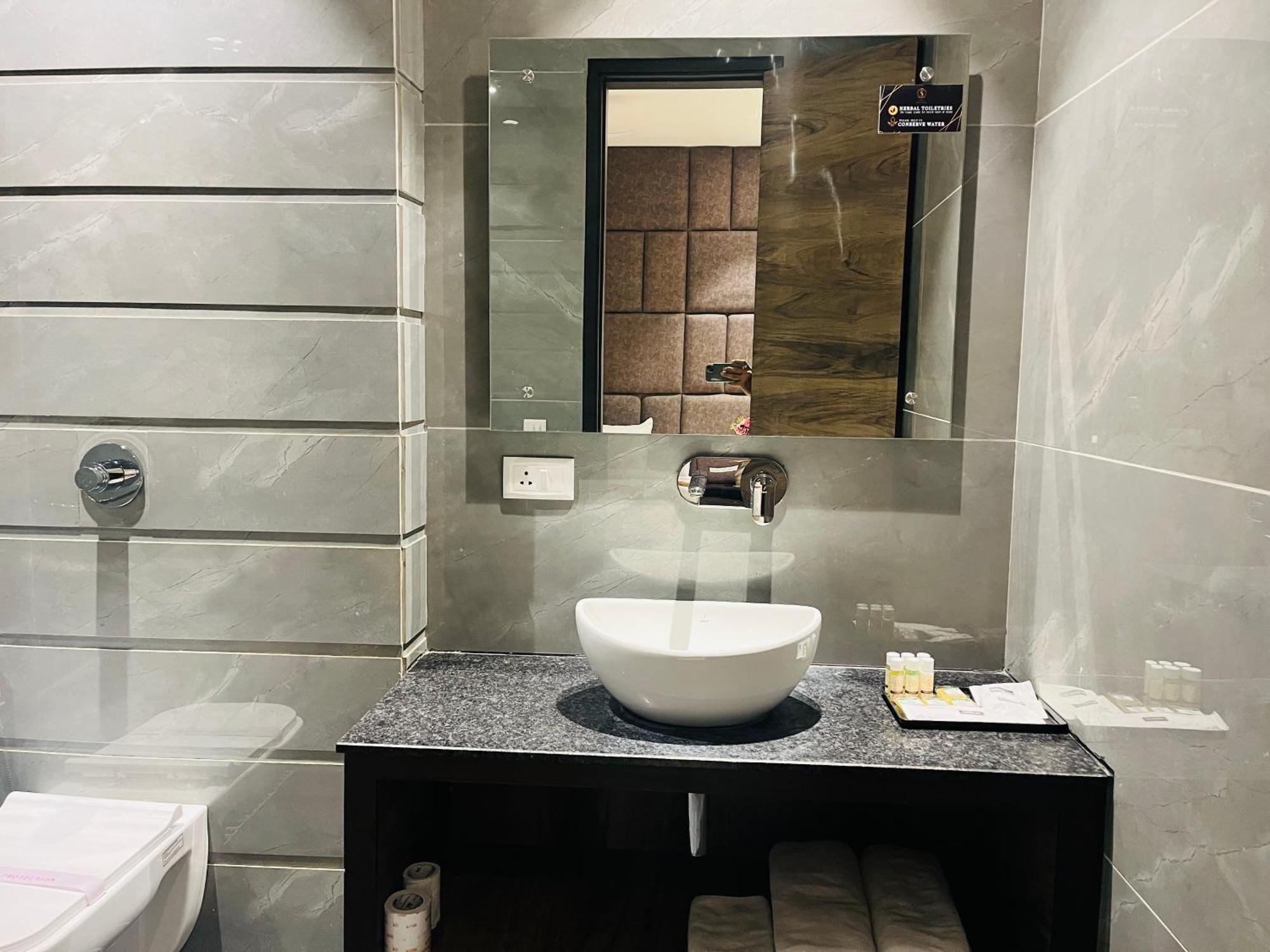 Hotel At Residency Kaushambi Couple Friendly Ghaziabad Esterno foto